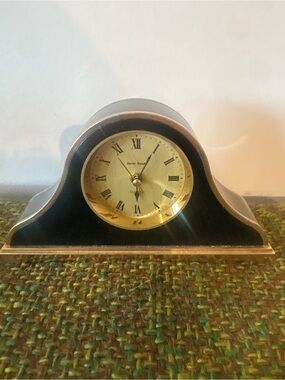 Classic Black and Gold Mantel Clock - Timeless Accent